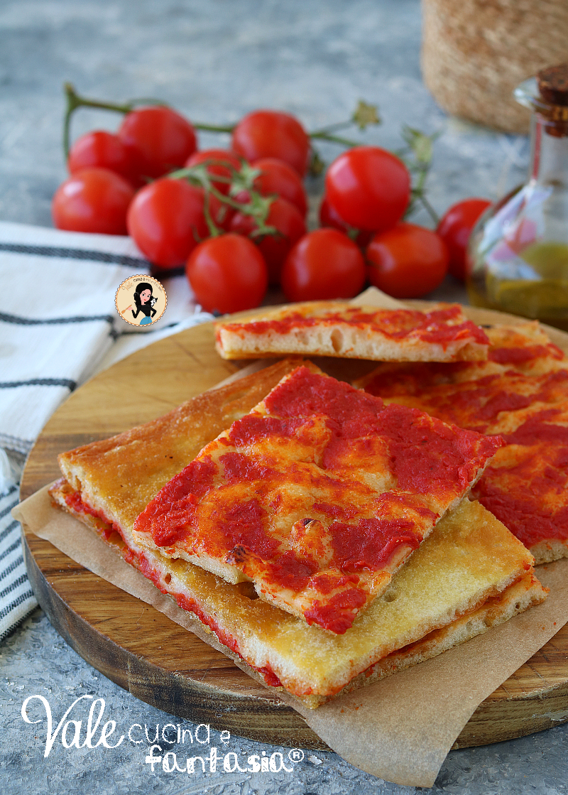 Pizza rossa romana ricetta della pizza dei fornai romani, ricetta della pizza a taglio al pomodoro, pizza rossa in teglia come farla in casa.