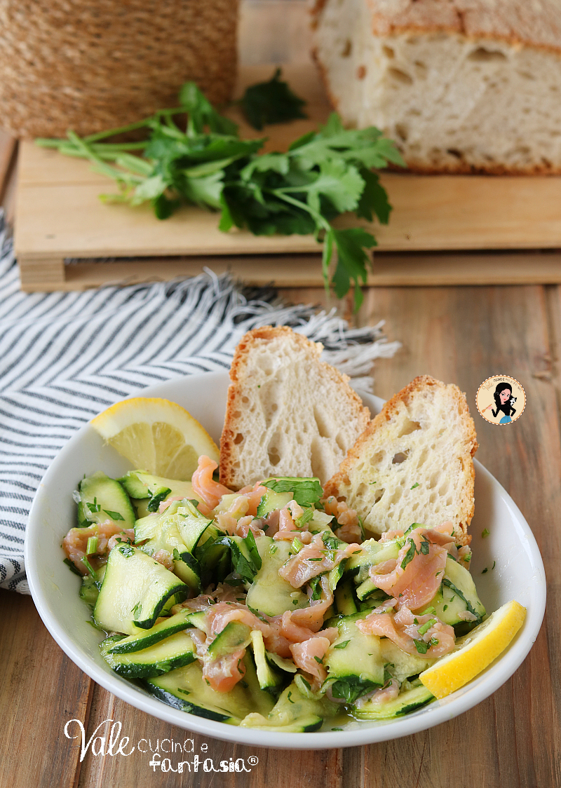 Insalata di zucchine marinate e salmone ricetta leggera e senza cottura, ricetta zucchine marinate con salmone affumicato velocissima!