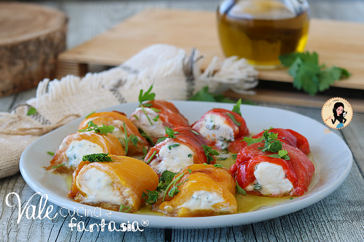 Involtini di peperoni arrosto con formaggio fresco ricetta estiva facile e leggera