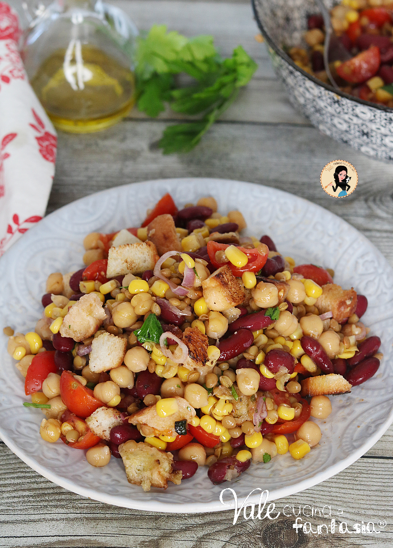 Insalata di legumi estiva ricetta facile e veloce, insalatona di legumi con crostini di pane facile, gustosa e veloce