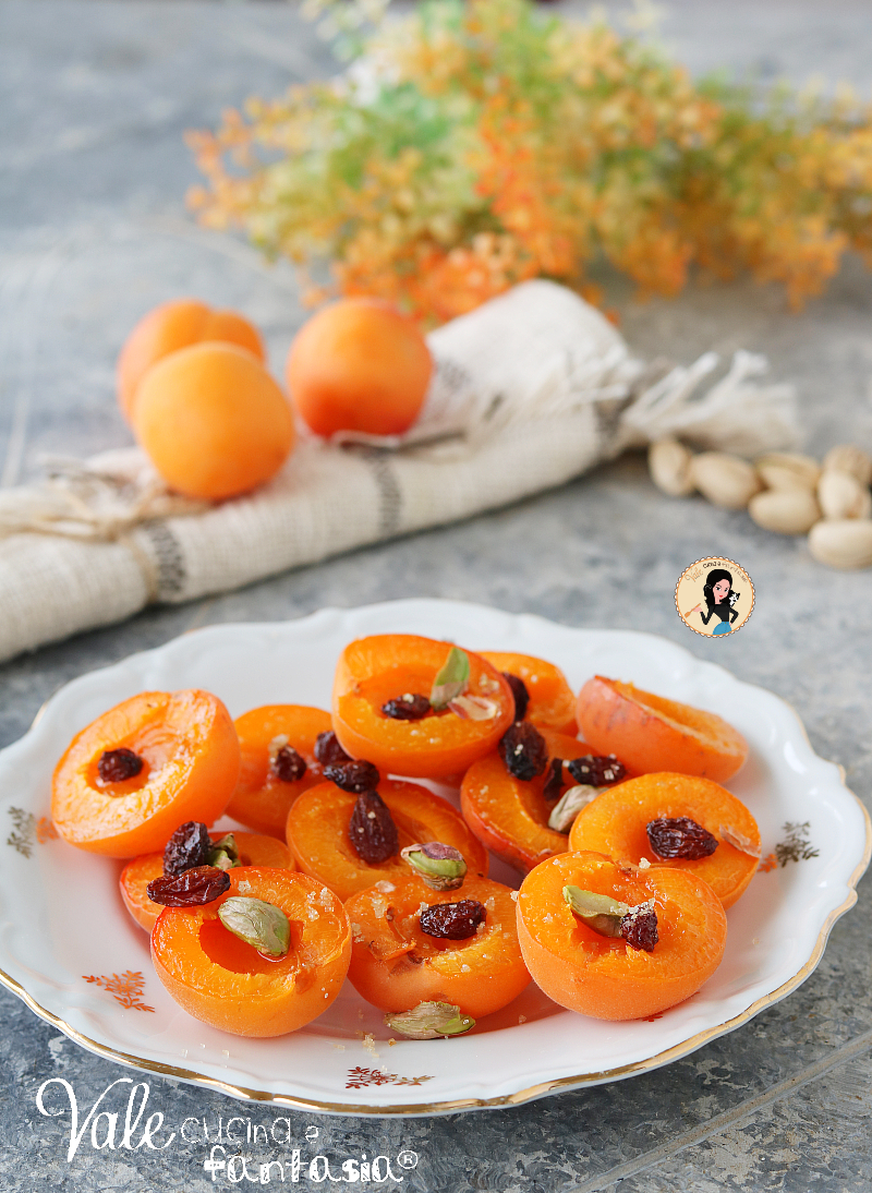 Albicocche al forno ricetta facile per snack, yogurt e gelati, ricetta per fare le albicocche cotte al forno con uvetta e pistacchi.