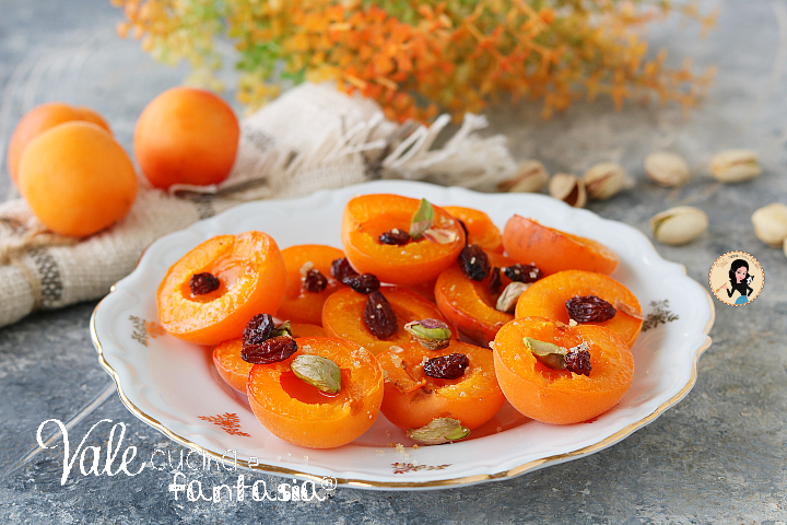 Albicocche al forno ricetta facile per snack, yogurt e gelati, ricetta per fare le albicocche cotte al forno con uvetta e pistacchi.