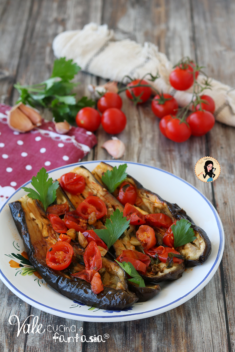 Melanzane a barchetta in padella ricetta facile e leggera, melanzane in padella con pomodorini morbide, gustose e veloci