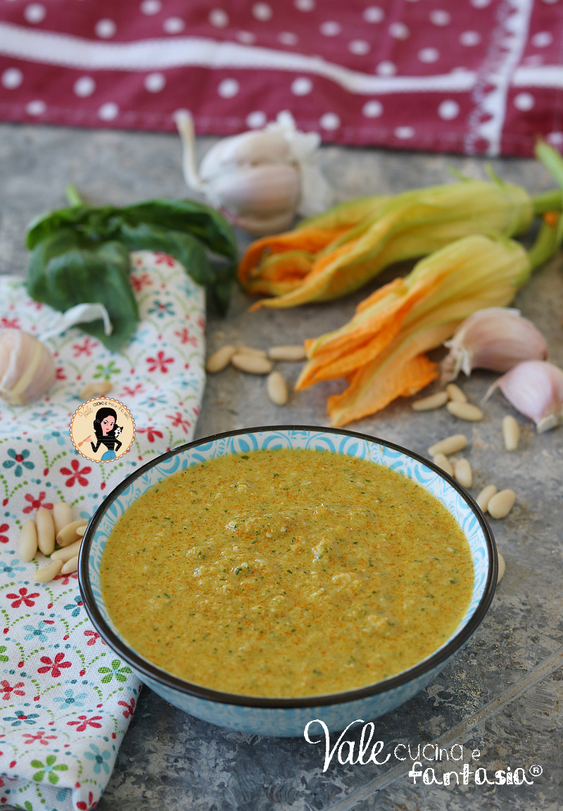 Pesto ai fiori di zucca ricetta estiva senza cottura facilissima! Pesto ai fiori di zucchina e pinoli, perfetto per primi piatti e bruschette