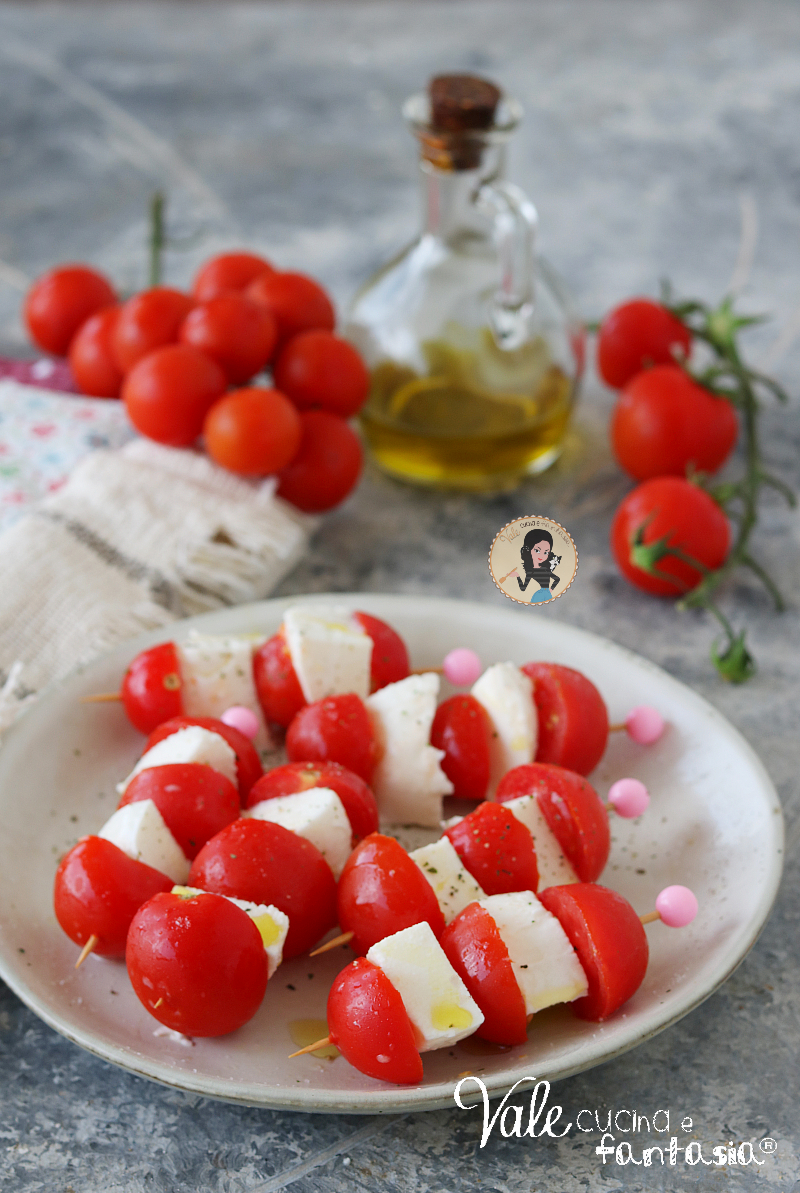 Spiedini caprese ricetta estiva senza cottura pronta in 5 minuti, spiedini pomodori e mozzarella ricetta facile e veloce.
