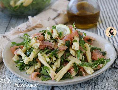 Pasta fredda con salmone e rucola