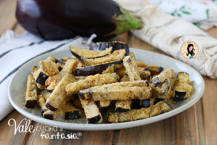 Bastoncini di melanzane croccanti al forno ricetta facile e veloce per gustare le melanzane cotte al forno in modo sfizioso e leggero