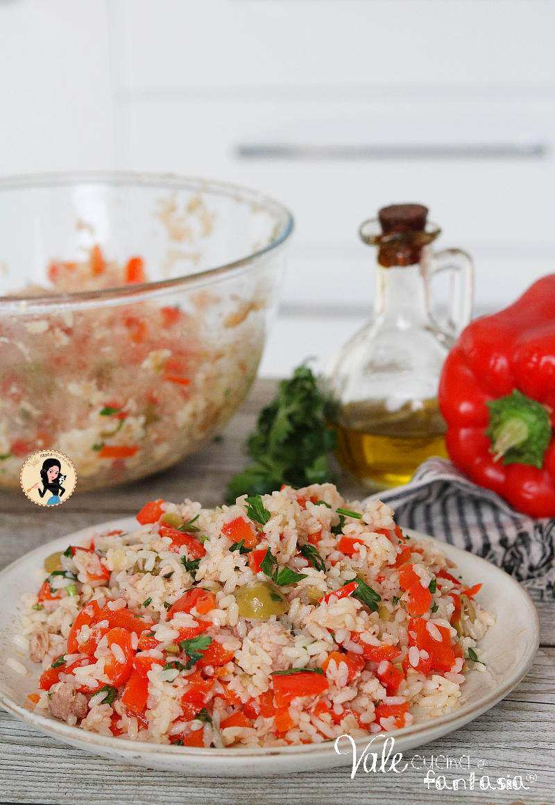 Insalata di riso con tonno e peperoni ricetta estiva facile e veloce, riso freddo tonno e peperoni primo piatto estivo facile