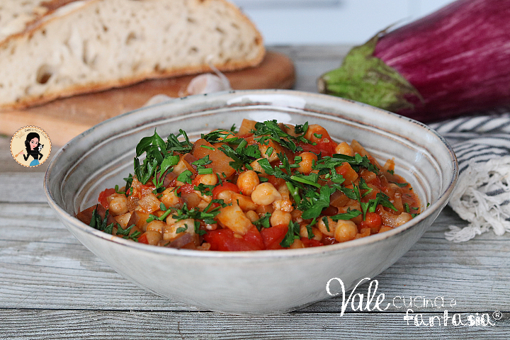 Melanzane e ceci al pomodoro ricetta contorno o piatto unico facile e veloce, la ricetta del contorno sano e gustoso pronto in pochi minuti!