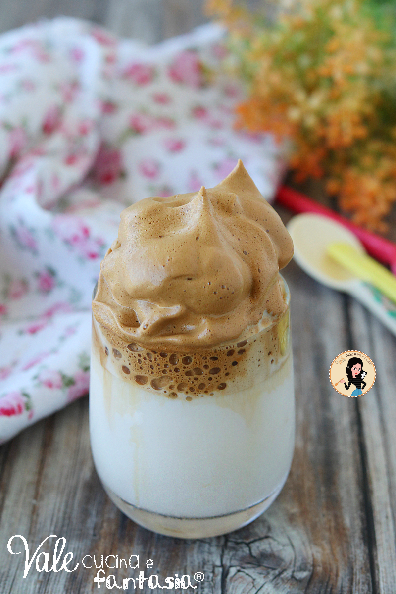 Dalgona coffee ricetta del cappuccino sottosopra semplice e cremoso, crema di latte e caffè ricetta bibita facile