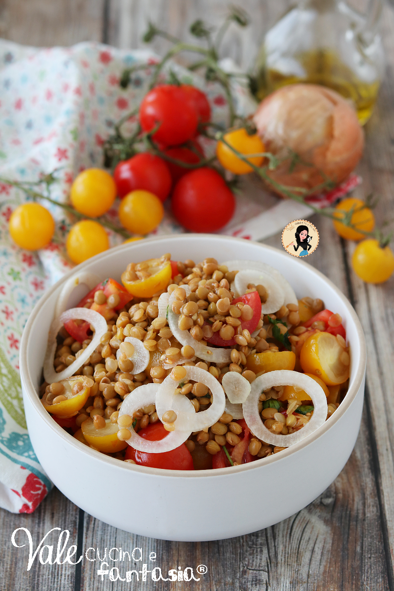 Insalata di lenticchie ricetta facile e veloce per preparare un contorno o un piatto unico, insalatona di lenticchie e pomodori 