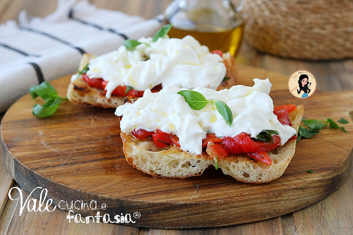 Crostoni con peperoni e burrata ricetta facile e veloce per preparare un pranzo o una cena veloce, un antipasto