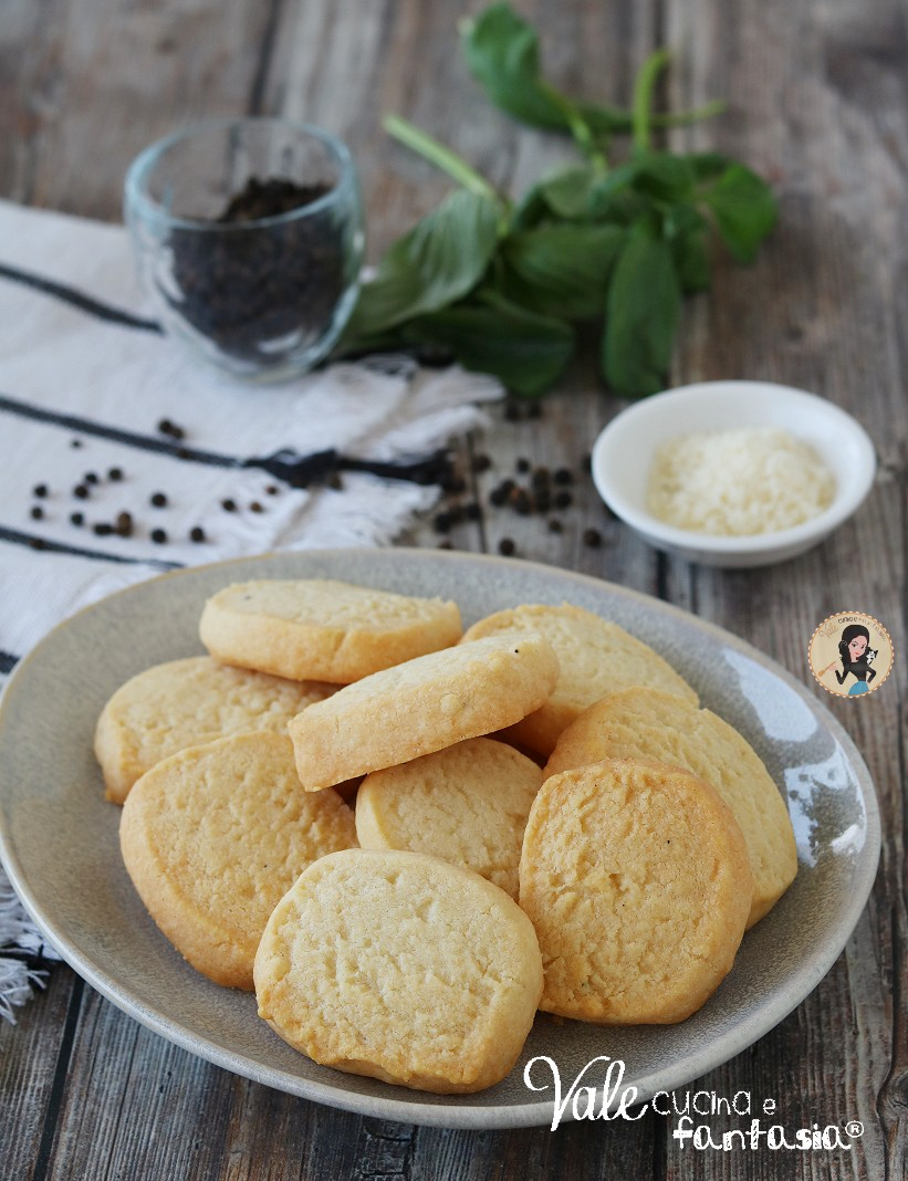 Biscotti al parmigiano ricetta con pasta frolla al parmigiano senza uova, biscotti salati senza uova friabili e veloci