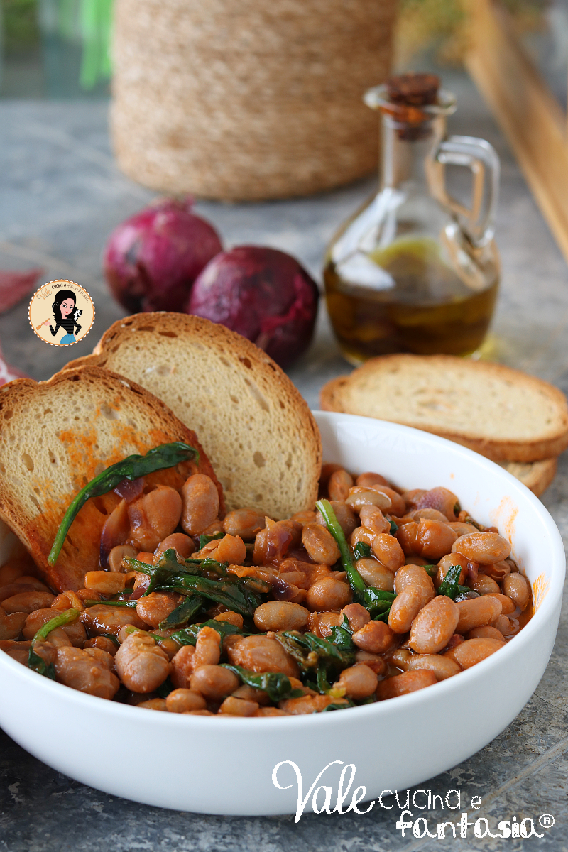 Fagioli in umido ricetta facile e veloce per preparare i fagioli al sugo cremosi, semplici e buonissimi! Fagioli al pomodoro veloci.