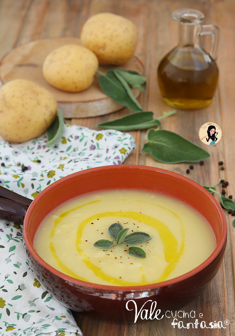 Zuppa di patate, ricetta primo piatto cremoso, facile, veloce e avvolgente, vellutata di patate pronta in pochissimi minuti!