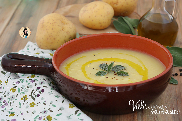 Zuppa di patate, ricetta primo piatto cremoso, facile, veloce e avvolgente, vellutata di patate pronta in pochissimi minuti!