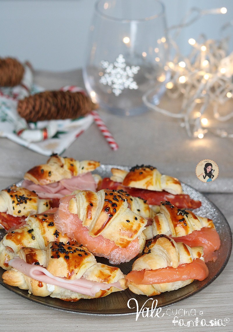 Cornetti salati di Natale ricetta antipasto o aperitivo delle feste facilissima! Cornettini di pasta sfoglia salati, ricetta delle feste!