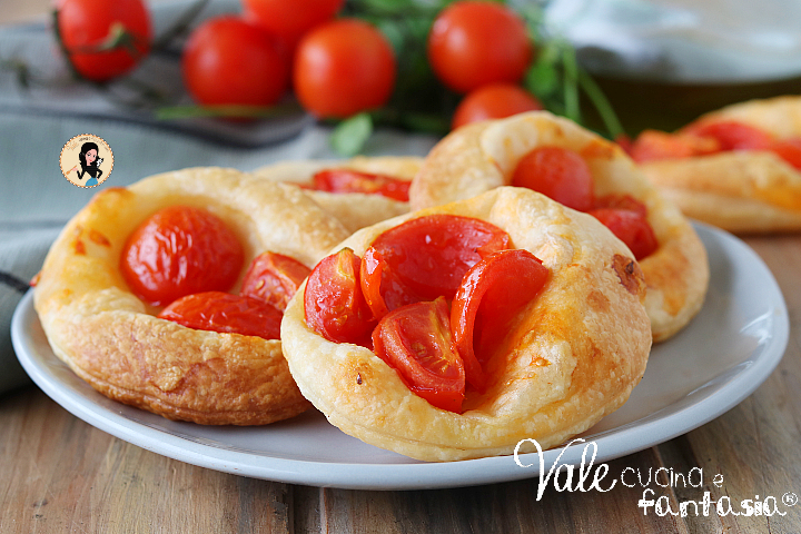 Pizzette di sfoglia ai pomodorini ricetta da aperitivo, antipasto o spuntino salato facilissimo