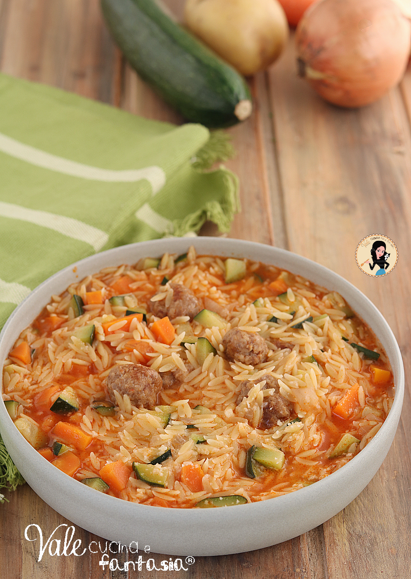 Minestra con polpette e verdure ricetta minestrina con polpettine di carne, risoni con verdure e polpette facilissimi e confortevoli.