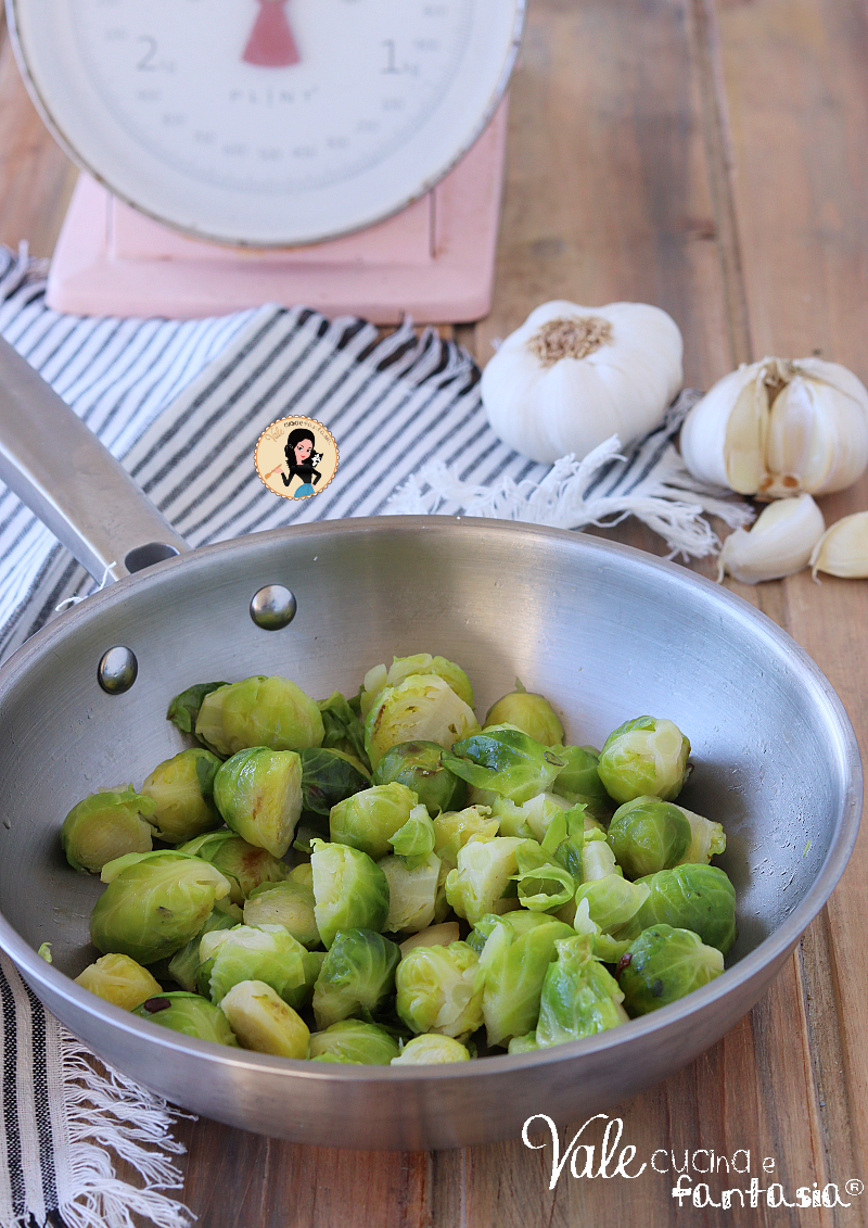 Cavoletti di Bruxelles in padella ricetta contorno facile, veloce e gustosissimo! Cavoletti ripassati in padella morbidi e gustosi.