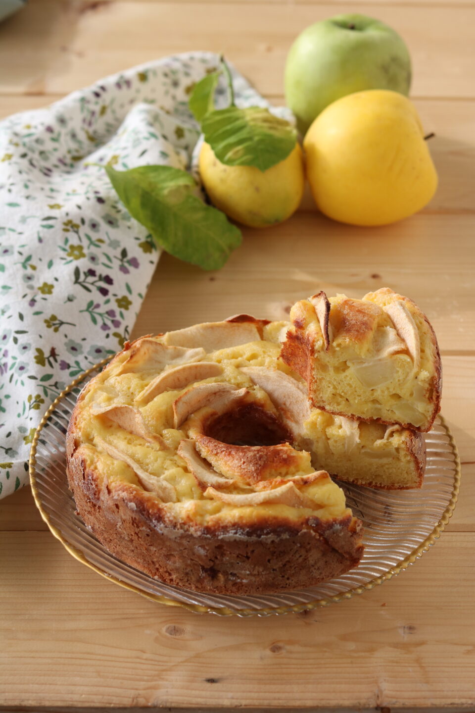 Ciambellone ricotta e mele ricetta senza lievito, con tante mele nell'impasto e ricotta fresca. Ciambelle ricotta e mele veloce