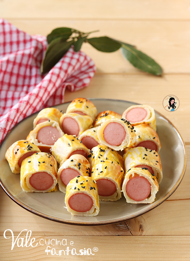 Rustici ai wurstel ricetta salatini veloci con 2 ingredienti! Rustici di pasta sfoglia ai wurstel, pronti in poco tempo e sfiziosissimi!