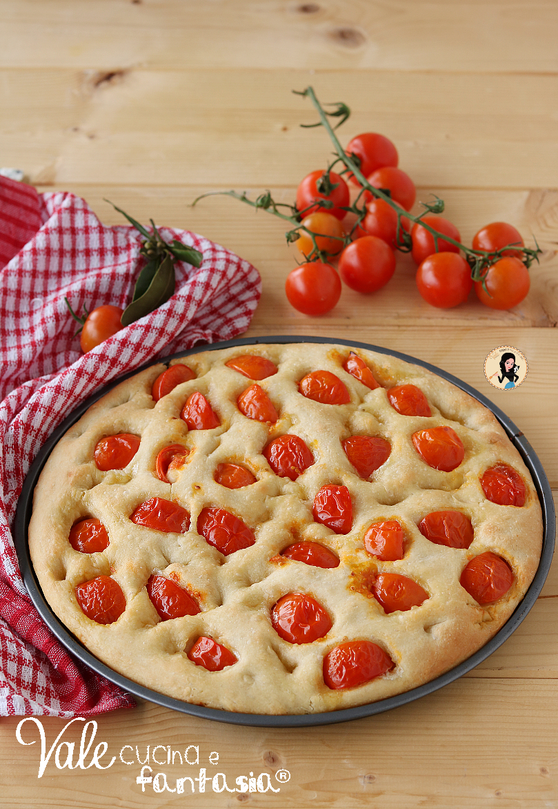 Focaccia ai pomodorini ricetta morbidissima, facile e senza lunghe lievitazioni, come fare la focaccia morbida con pomodori.