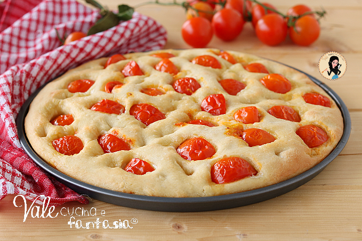 Focaccia ai pomodorini ricetta fatta in casa senza ore e ore di lievitazione