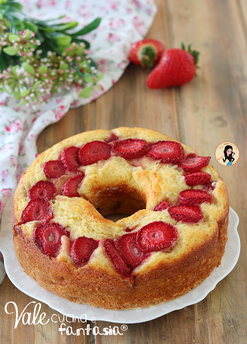 Ciambellone ricotta e fragole ricetta senza burro sofficissimo e leggero! Ciambella alle fragole morbidissima, facile e senza sbattitori!
