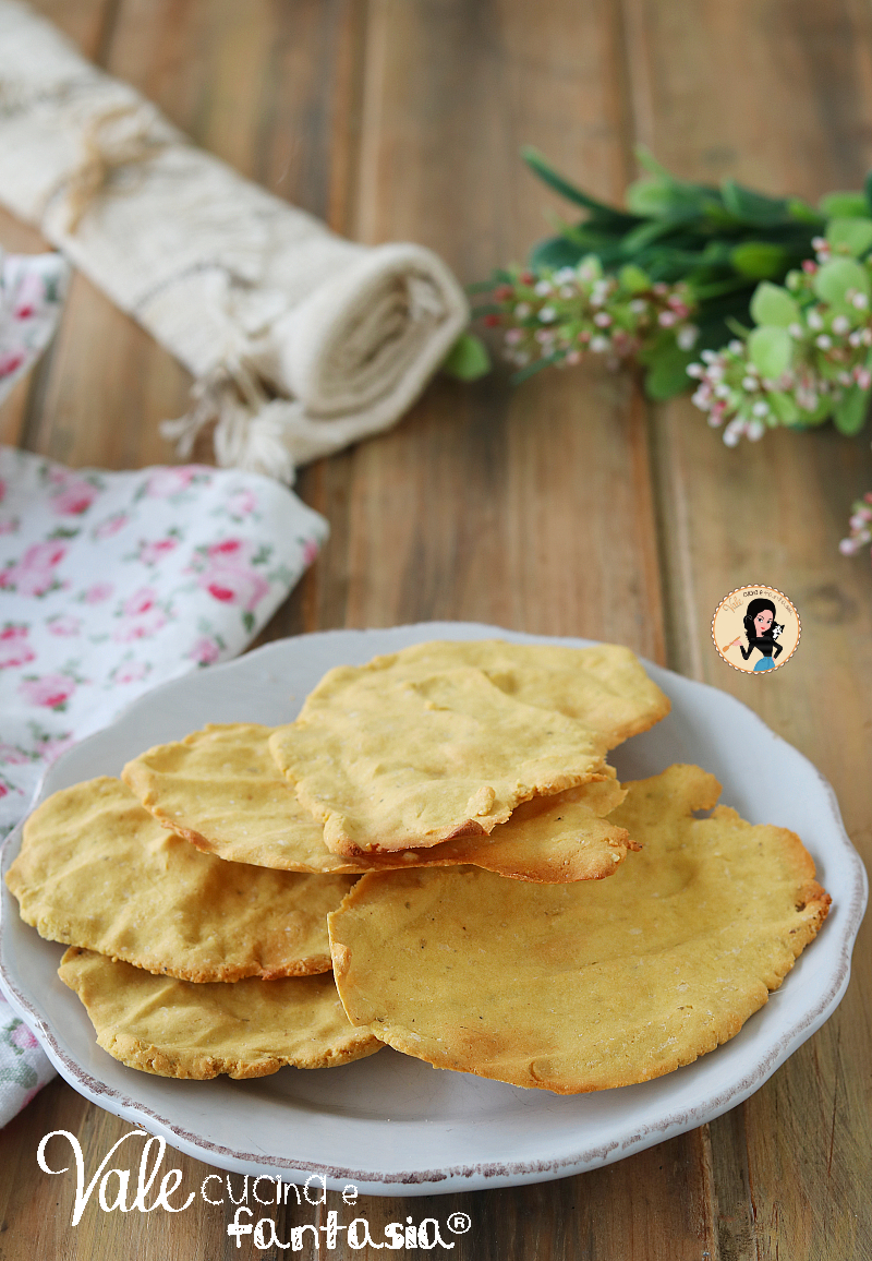 Sfoglie di ceci una ricetta sfiziosissima, croccante e pronta in pochissimi minuti! Sfoglie con farina di ceci veloci e buonissime!