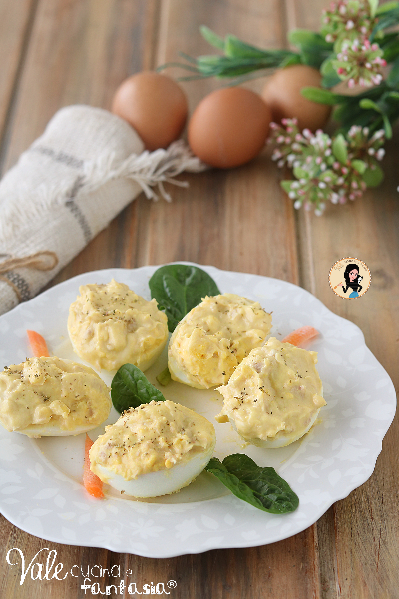 Uova tonnate ricetta per antipasto o secondo piatto facile e veloce, uova sode tonnate buonissime e adatte per ogni occasione.
