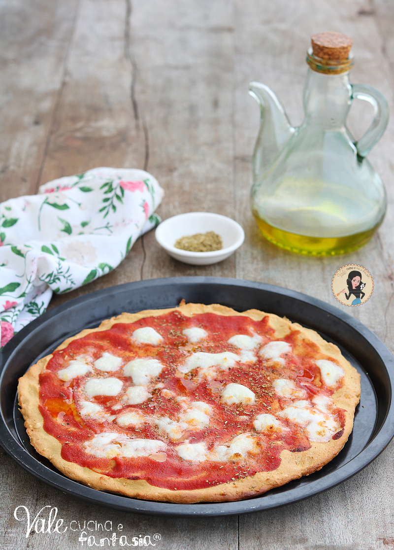 Pizza con farina di ceci ricetta leggera, facile, veloce e buonissima! Pizza di ceci con pomodoro e mozzarella buona e semplice.