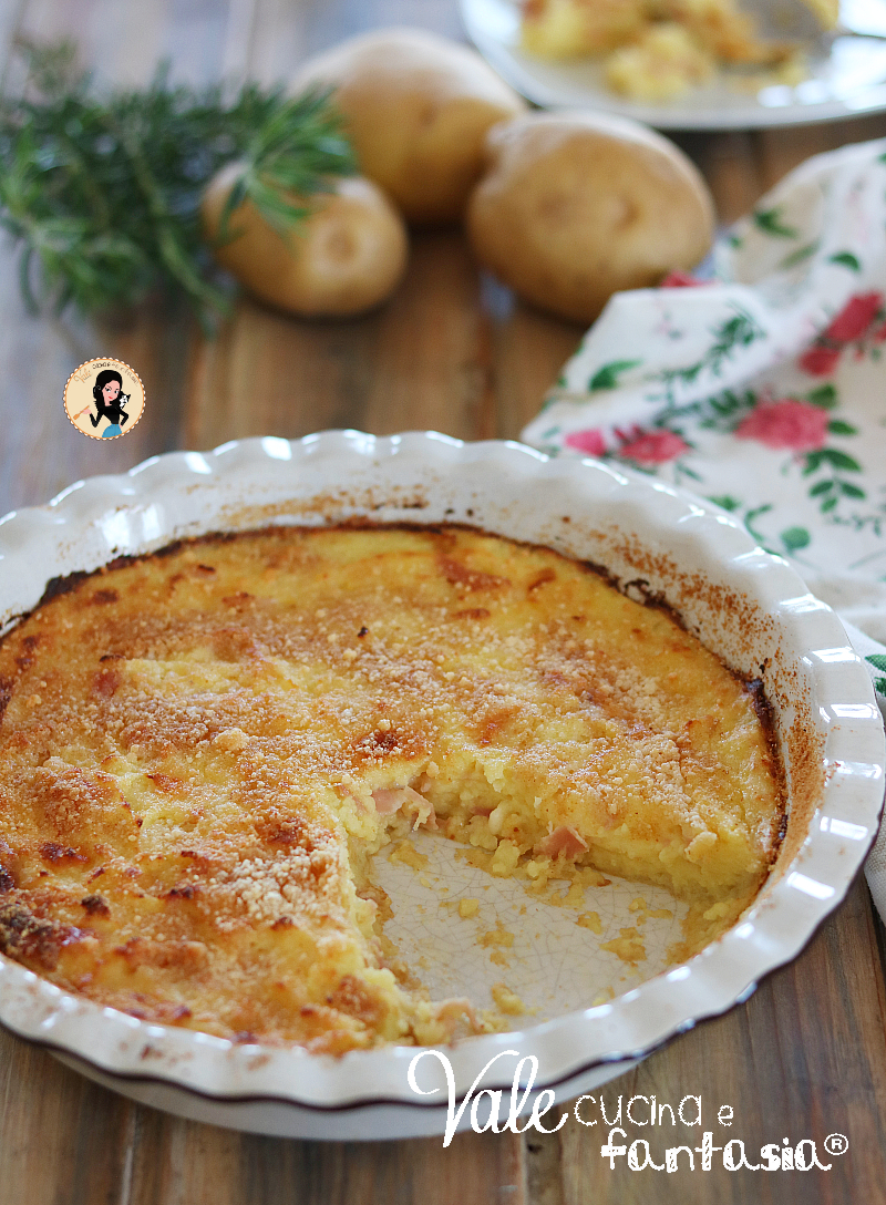 Tortino di patate con prosciutto e provola una ricetta ricca e gustosa, con un cuore morbido e la crosticina croccante. 