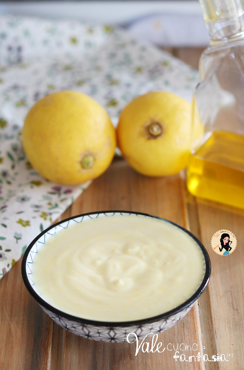 Maionese allo yogurt senza uova e senza olio ricetta leggera e pronta in 5 minuti, maionese light senza mixer e frullatore!