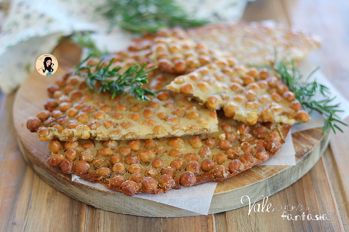 Schiacciata di ceci interi ricetta facile e veloce per preparare una pizza di ceci buonissima e leggera! 