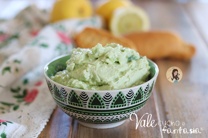 Mousse di avocado ricetta facile con soli 4 ingredienti e senza cottura, perfetta da spalmare su pane, tartine, crostini,