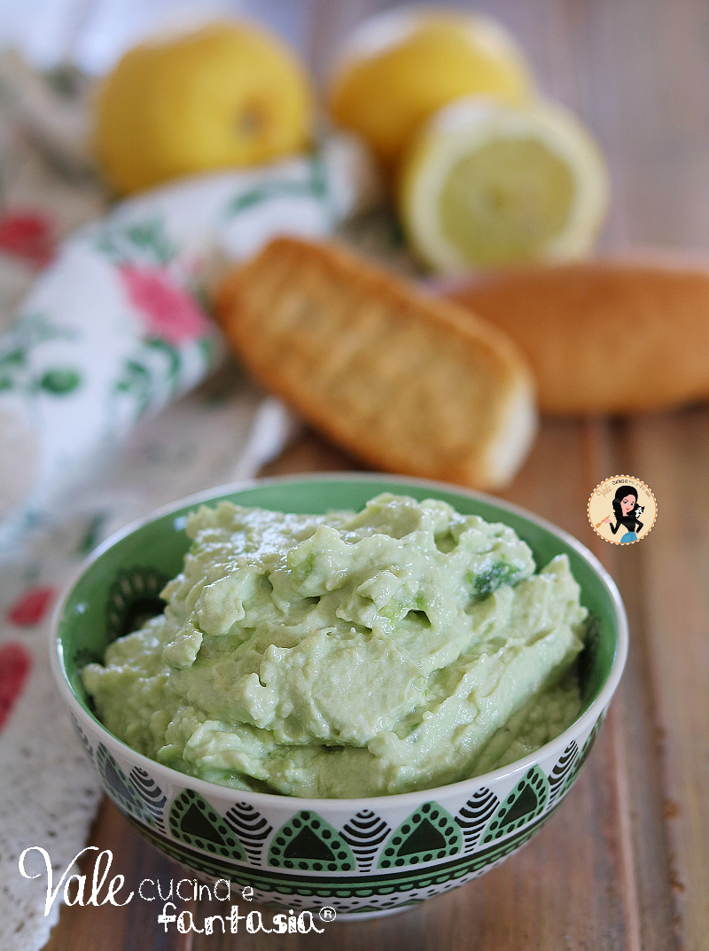 Mousse di avocado ricetta facile con soli 4 ingredienti e senza cottura, crema di avocado perfetta da spalmare su pane, tartine, crostini.