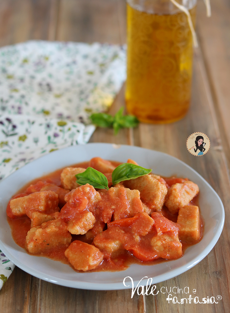 Spezzatino di ceci ricetta secondo piatto vegetale, facile e veloce! Spezzatino o bocconcini con farina di ceci al pomodoro buonissimi!