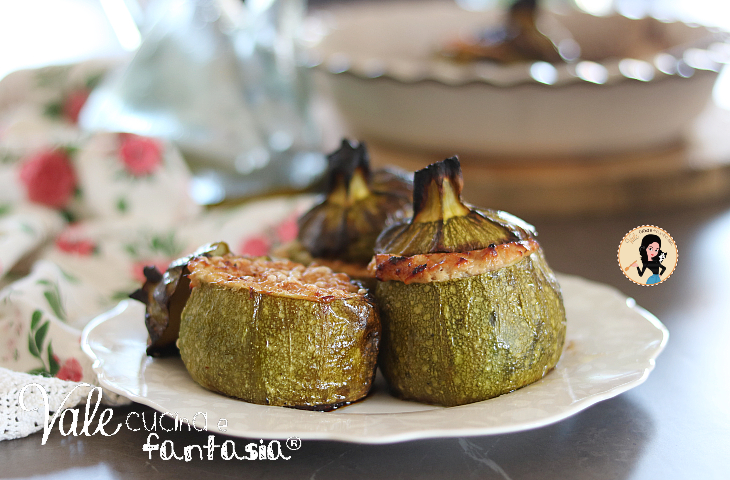 Zucchine tonde ripiene di tonno ricetta leggera senza uova e senza pane, se vi piacciono le zucchine ripiene provate questa versione di zucchine al forno leggere!