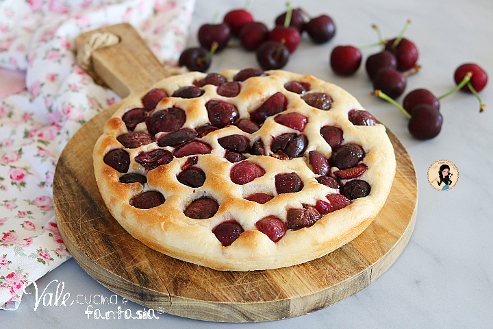 Focaccia alle ciliegie ricetta dolce lievitato senza burro e senza latte