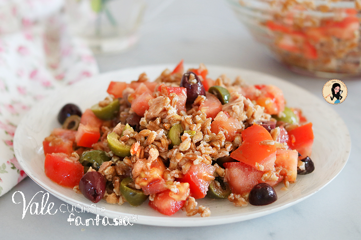 Insalata di farro con tonno e pomodori ricetta estiva, fresca, veloce e leggera!