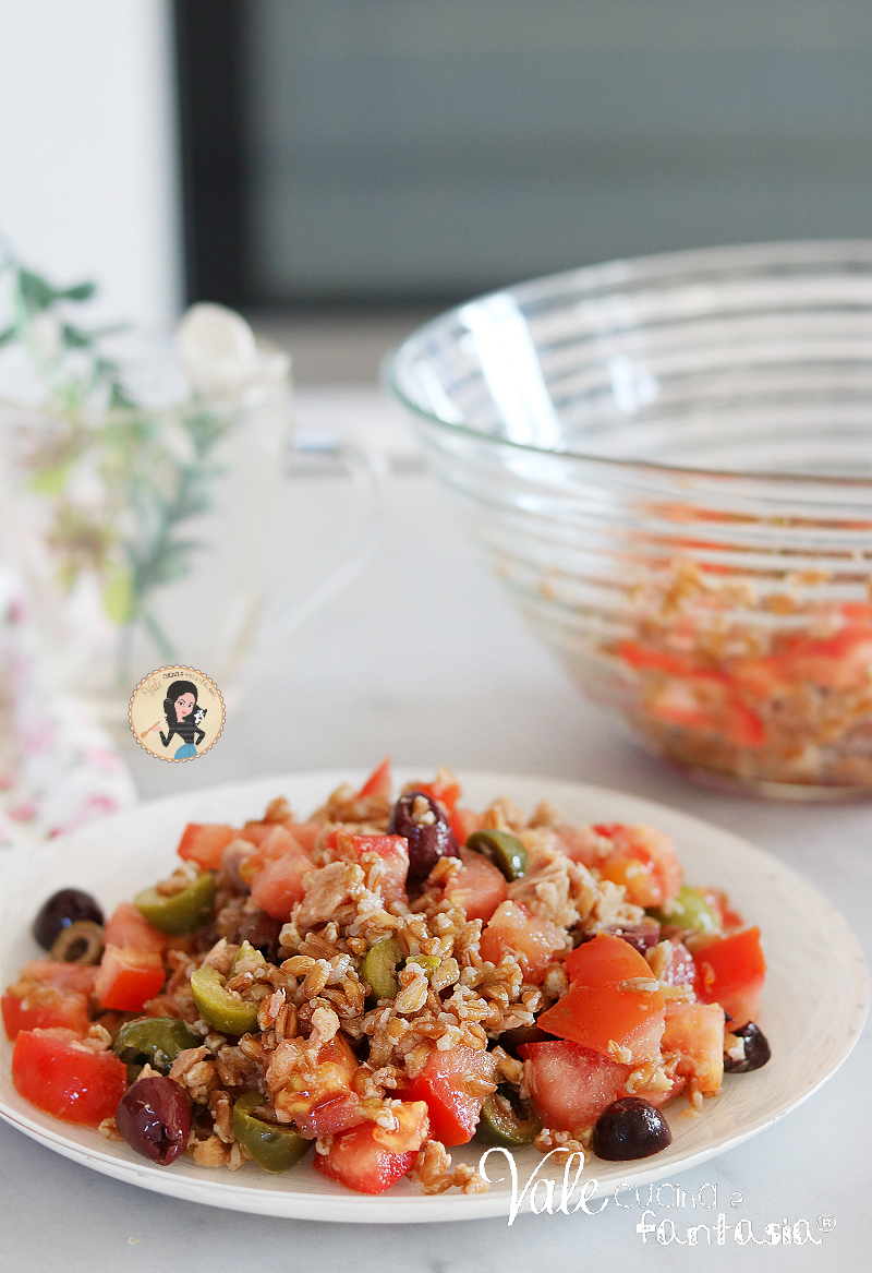 Insalata di farro con tonno e pomodori ricetta estiva, fresca, veloce e leggera! Farro freddo con pomodori e tonno leggero e buonissimo!