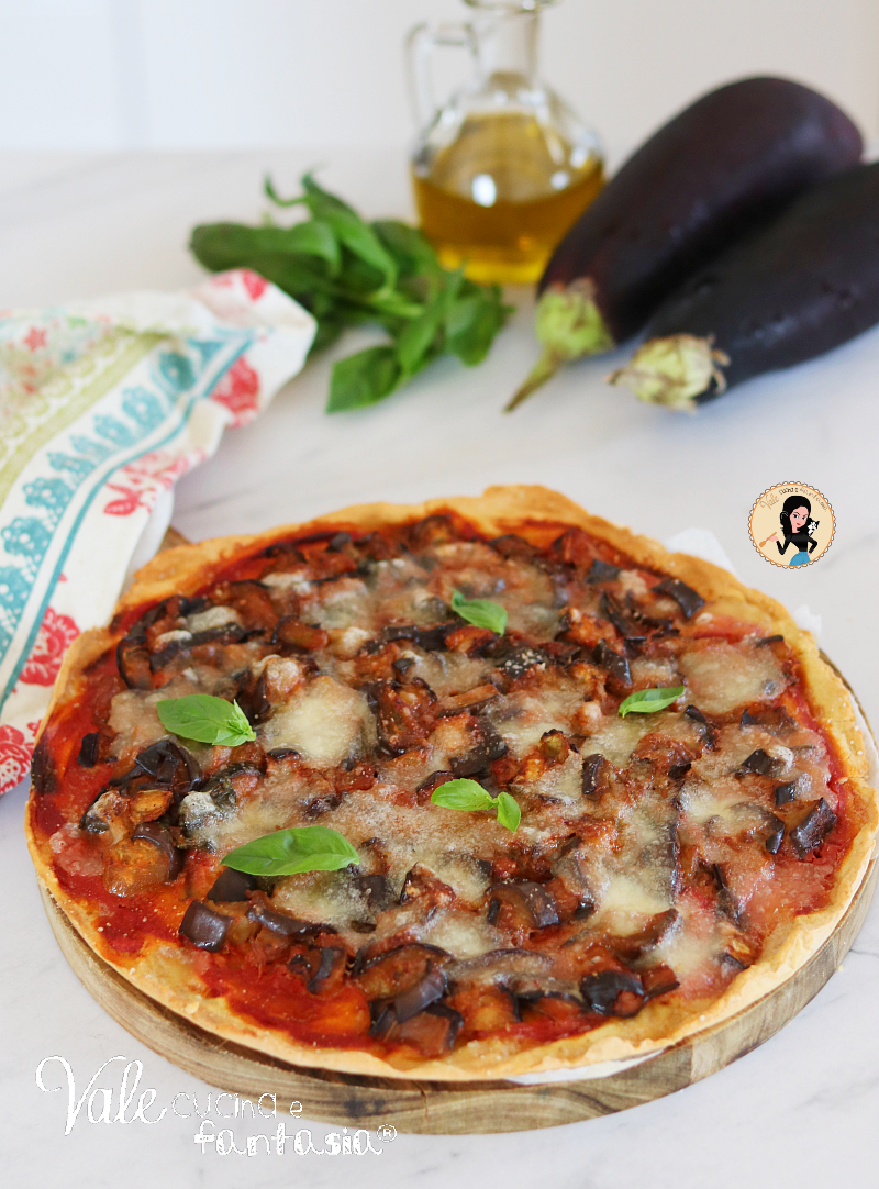 Pizza di ceci alla parmigiana di melanzane ricetta leggera e pronta in poco tempo, pizza con farina di ceci e melanzane facile.