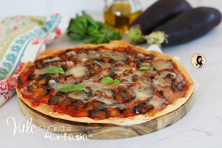Pizza di ceci alla parmigiana di melanzane ricetta leggera e pronta in poco tempo, pizza con farina di ceci e melanzane facile.