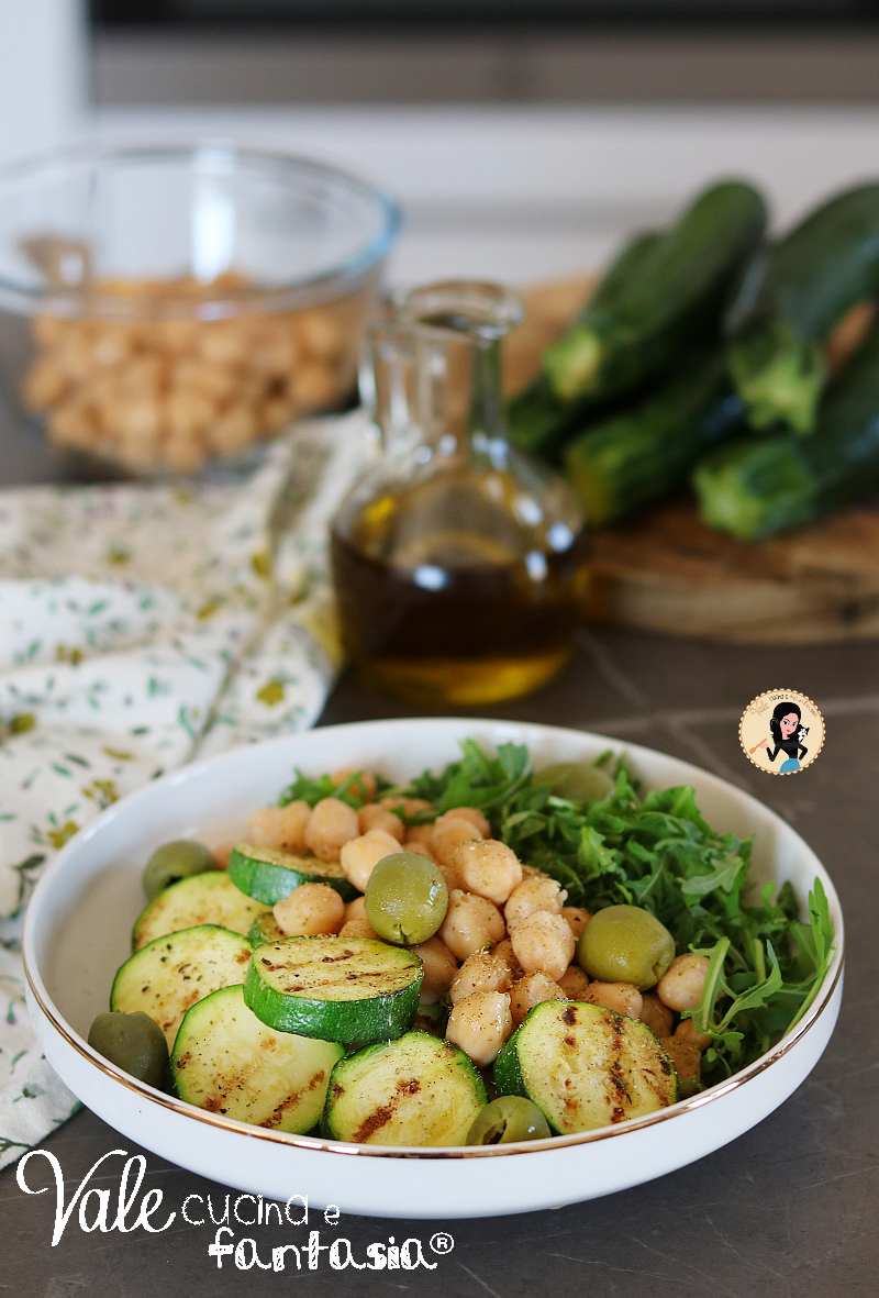 Insalata estiva di zucchine grigliate ricetta leggera e pronta in pochi minuti! Insalata di zucchine grigliate con ceci e rucola