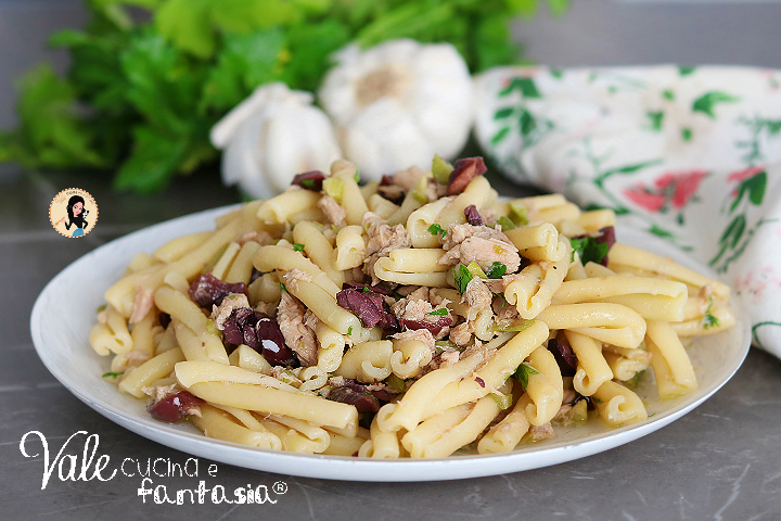Pasta alle olive e tonno ricetta per pasta calda e fredda pronta in 10 minuti!