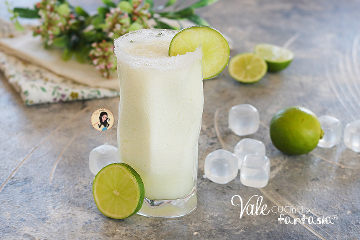 Limonata brasiliana, la ricetta del drink fresco, cremoso e facilissimo da preparare, limonata con lime analcolica facile e veloce.