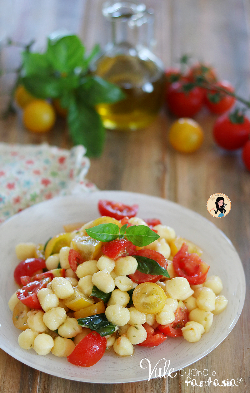 Insalata di gnocchi freddi o gnocchi freddi con pomodorini e basilico, la ricetta per gli gnocchi che vi svolterà l'estate! 