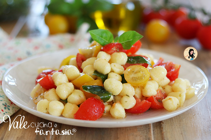 Insalata di gnocchi freddi o gnocchi freddi con pomodorini e basilico, la ricetta per gli gnocchi che vi svolterà l'estate!