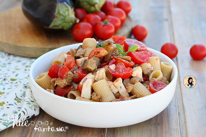 Pasta fredda alla parmigiana di melanzane con pomodori e mozzarella ricetta insalata di pasta facile e veloce